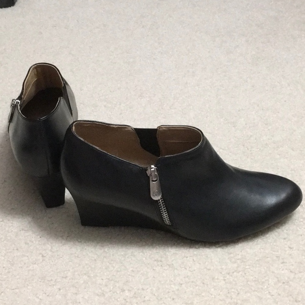 New Adrienne Vittadini Midge Wedge Booties